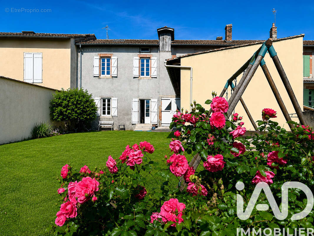 Maison 198 m² à Saint-Elix-Le-Chateau  - photo 2