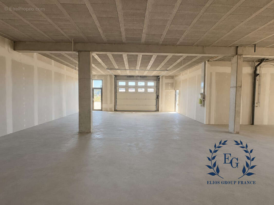 Commerce 125 m² à Saint-Maximin-La-Sainte-Baume  - photo 4