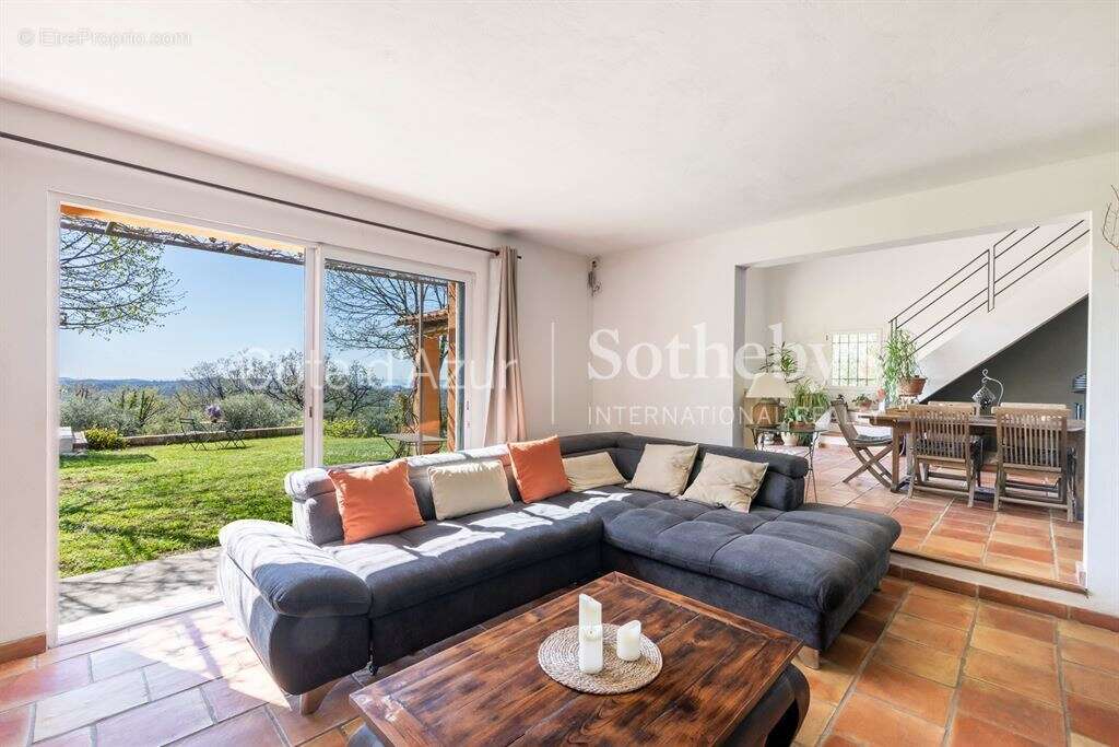 Maison à CHATEAUNEUF-GRASSE