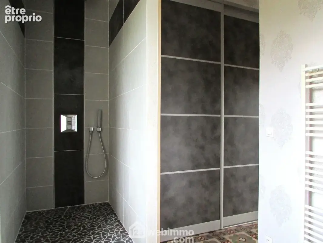 Avec douche à l'italienne.