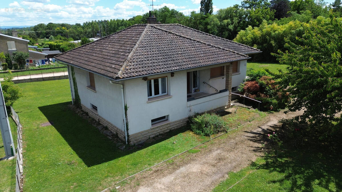 Vonnas   Maison familiale de 121,20 m2 sur terrain constructible de 2 285 m2 - photo 1