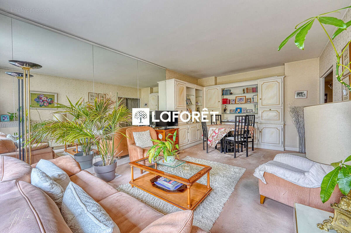 Appartement à PARIS-16E