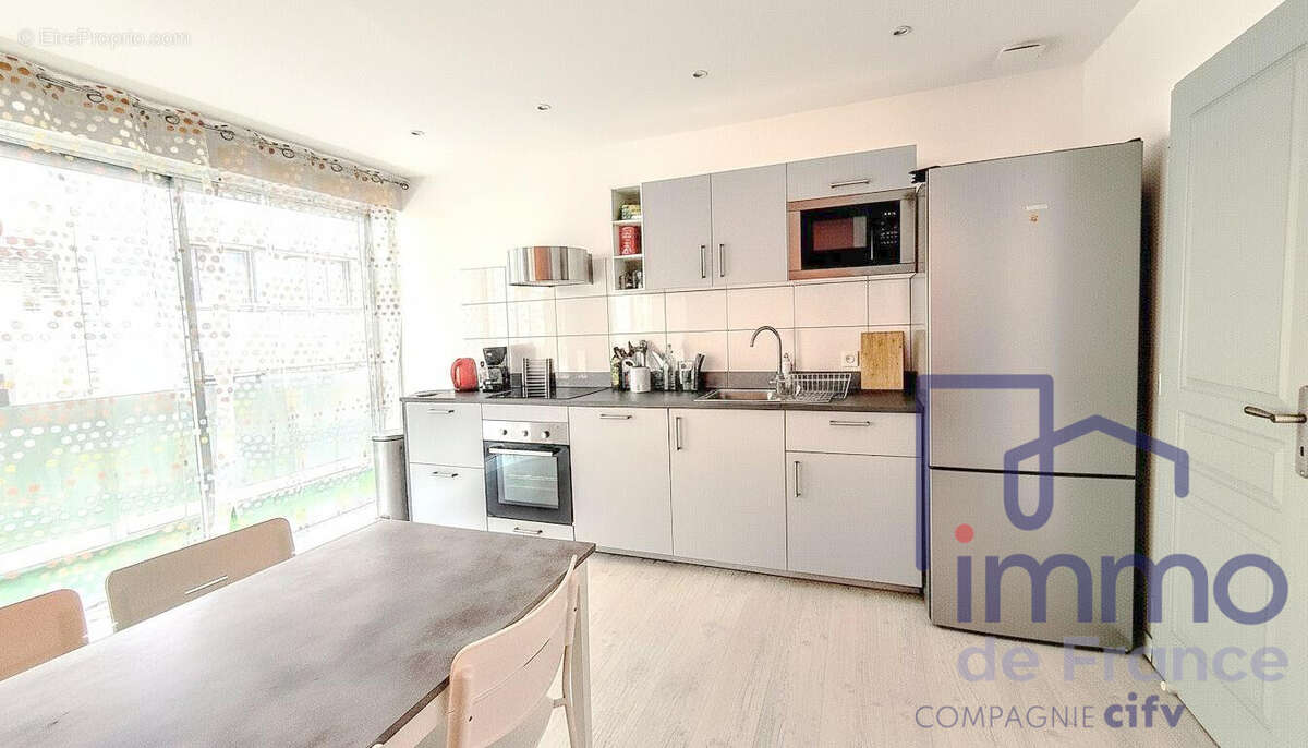 cuisine equipée semie ouverte - Appartement à SAINT-ETIENNE