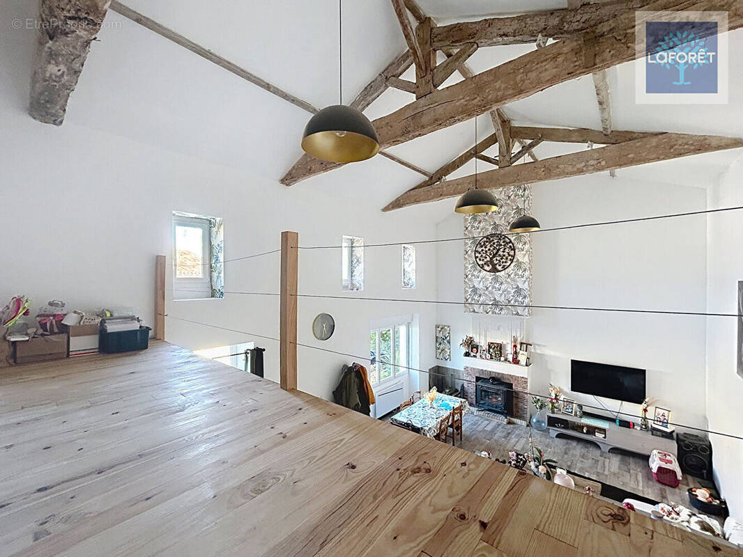 Maison à BUSSAC-FORET