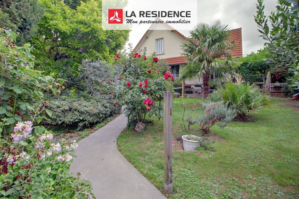 Maison à LES CLAYES-SOUS-BOIS