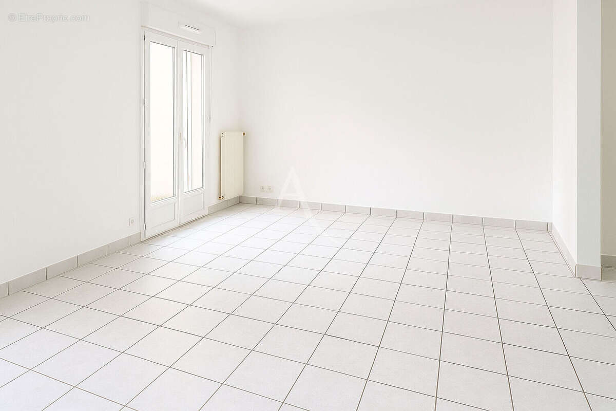 Maison à SAINT-THIBAULT-DES-VIGNES