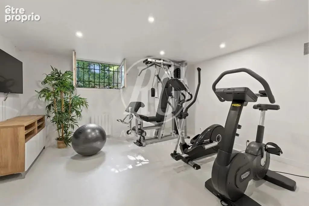 Demeure familiale d'exception à Garches : 270 m² de sérénité au cœur d'un écrin de verdure - photo 8