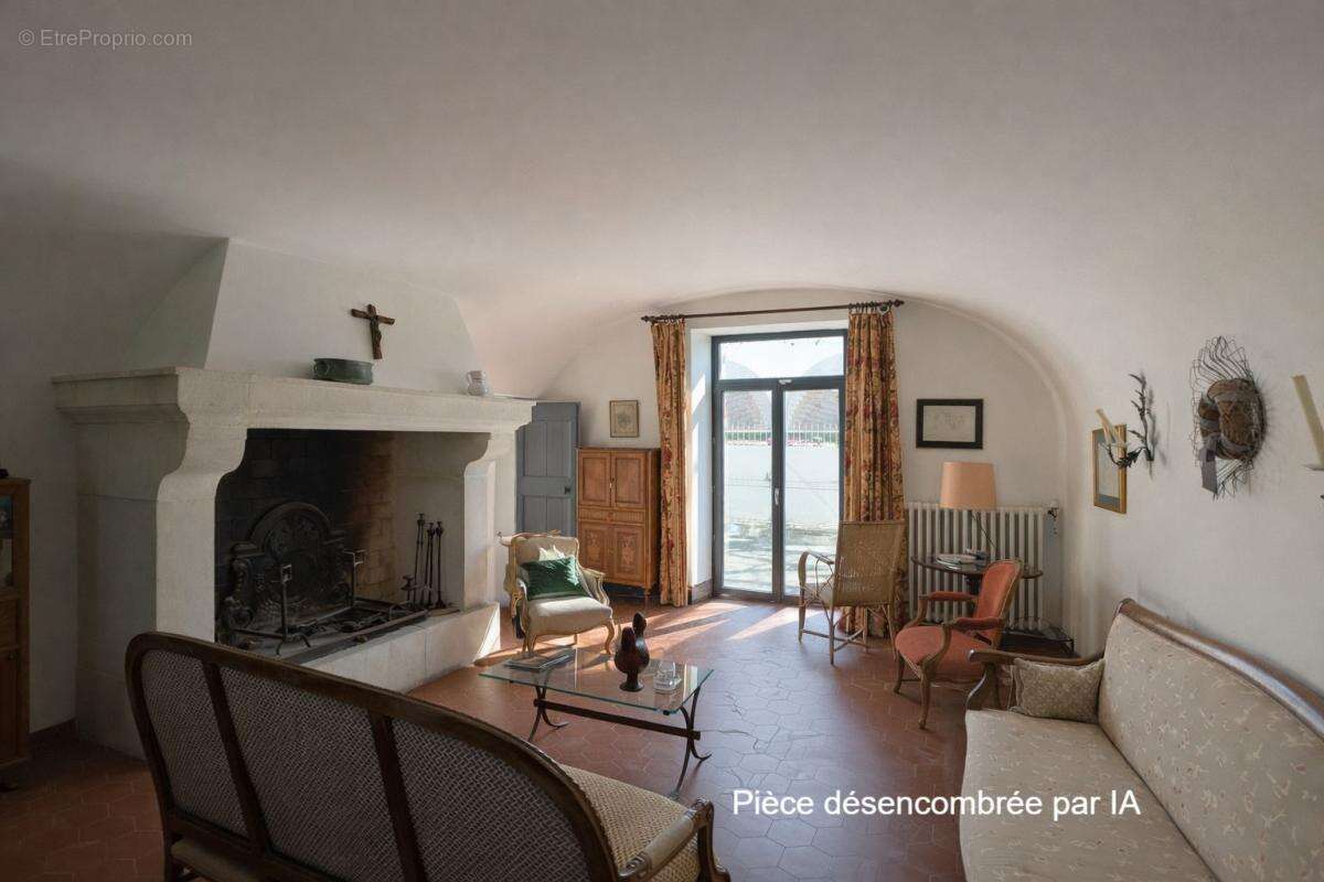 Maison à SAINT-JEAN-DE-MARUEJOLS-ET-AVEJAN