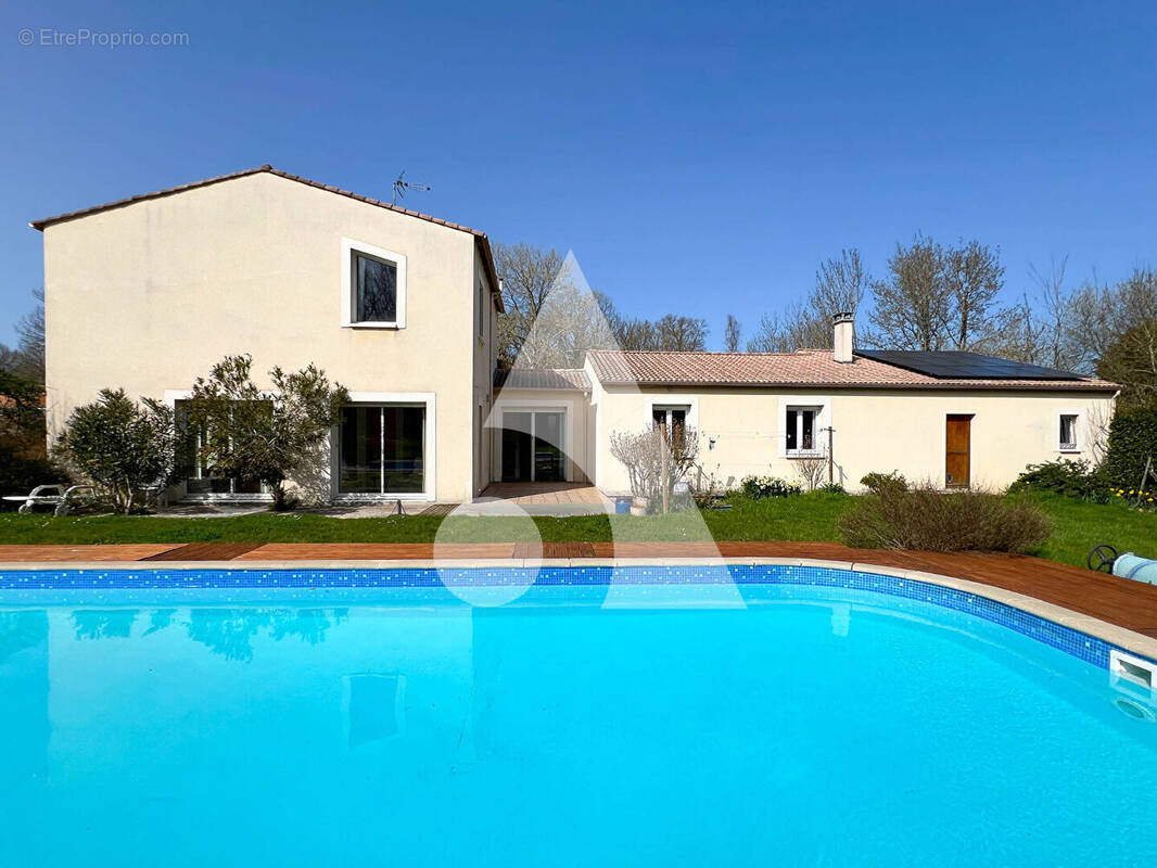 Maison à SAINTES