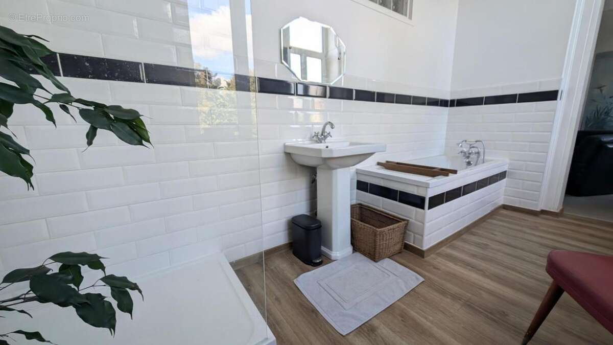 Maison centre ville avec cachet, très bon état technique, 6 chambres + T2 indépendant, jardin, garage - photo 10