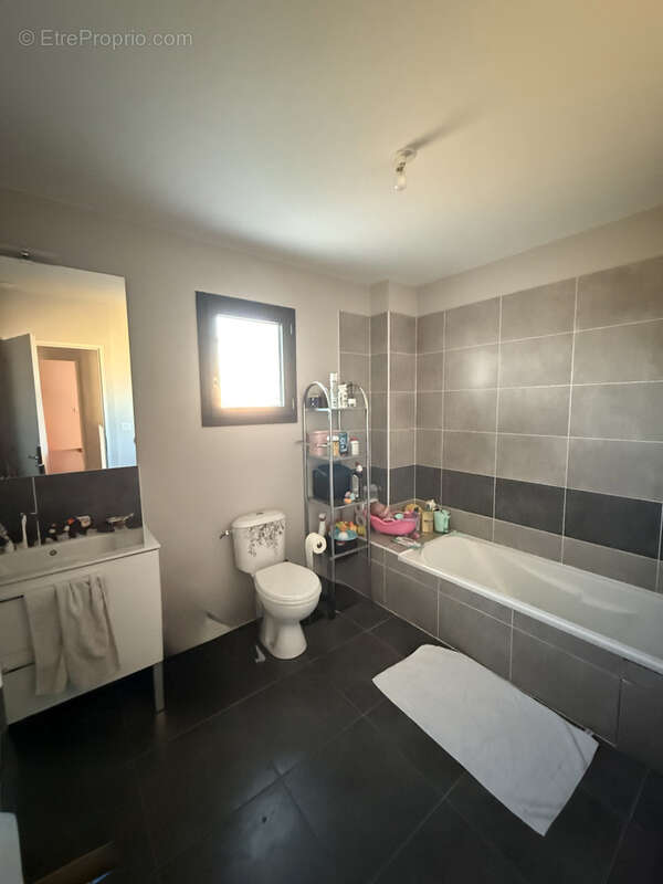 Maison à SAINT-CHAPTES