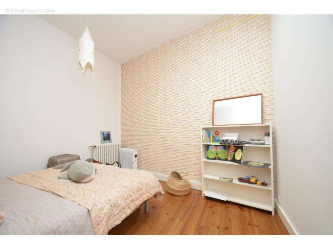 Maison à SAINT-MEDARD-DE-GUIZIERES