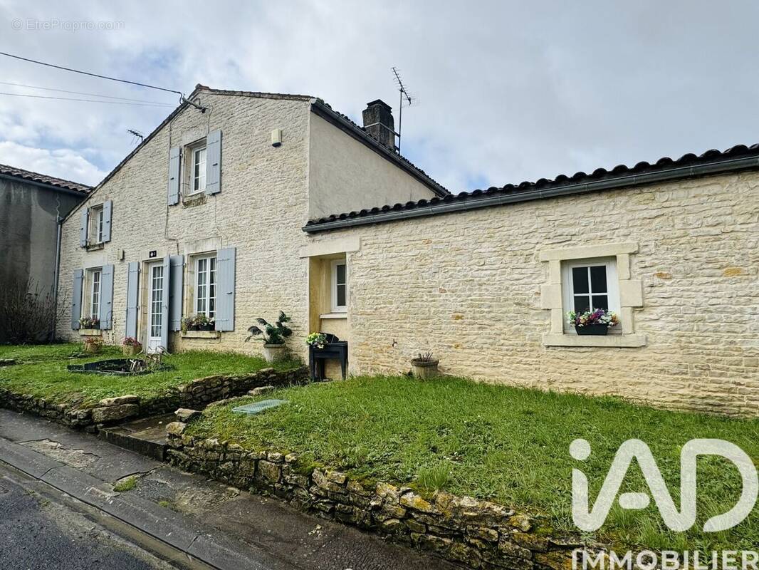 Photo 1 - Maison à SAINT-SAUVEUR-D'AUNIS