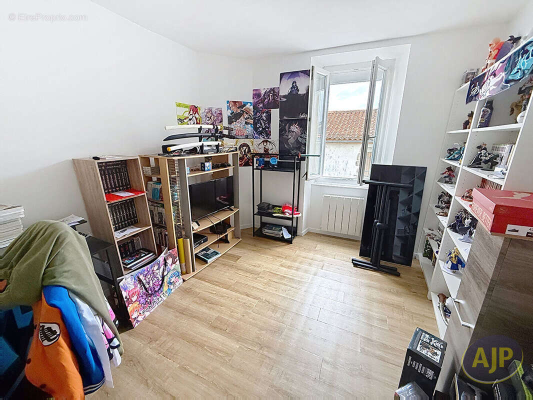 Maison à SAINT-MACAIRE-EN-MAUGES