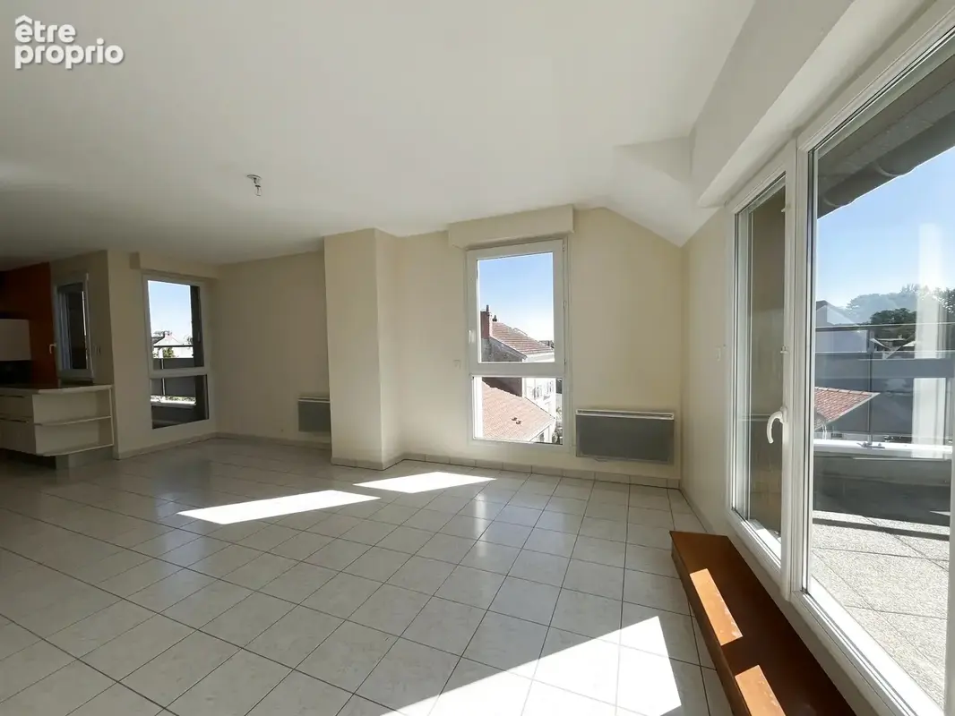 Nantes Perverie - Longchamp : Appartement T3 de 70 m2 au dernier étage, terrasse plein sud de 10 m2 et garage - photo 2