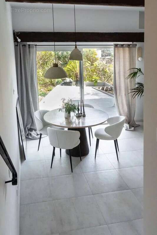 Villa – Élégance avec vue mer dans une résidence privée à Cannes. - photo 10
