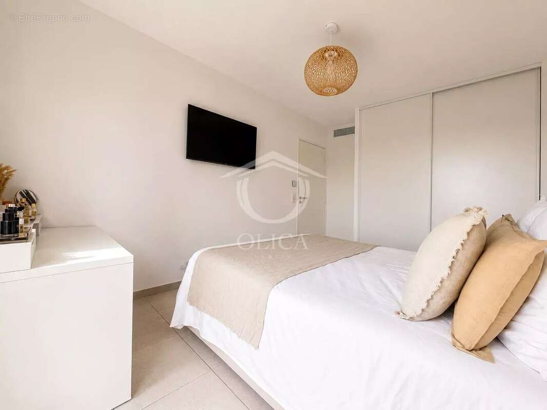 ANTIBES – Rare à la vente ! Superbe 2 pièces récent avec terrasse, garage et dépendances - photo 9