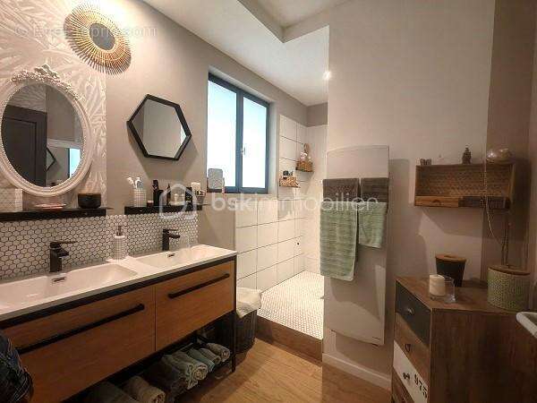 Maison à SAINT-CHAPTES