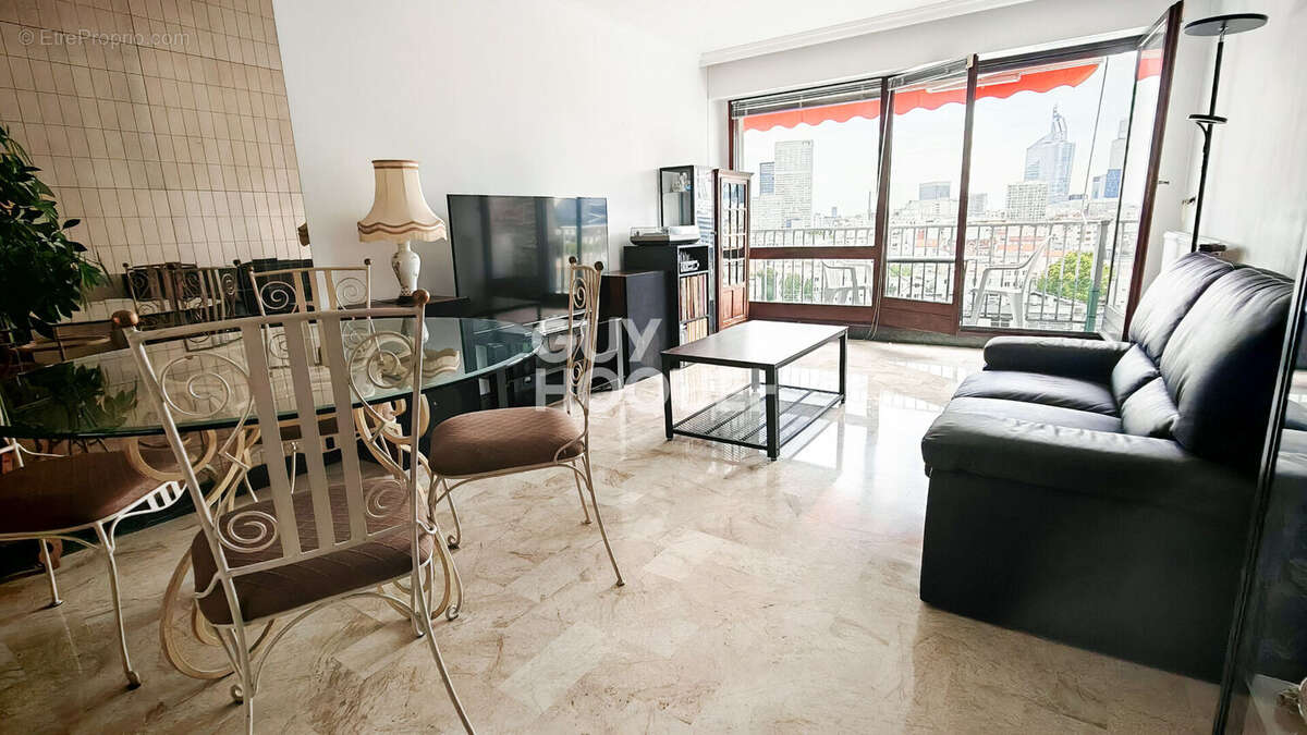 Appartement à COURBEVOIE