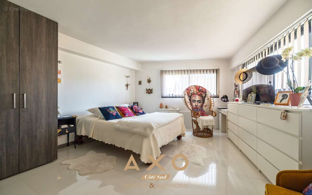 Lambesc - maison - 250m² - 3 chambres - piscine - 750 000  - photo 14