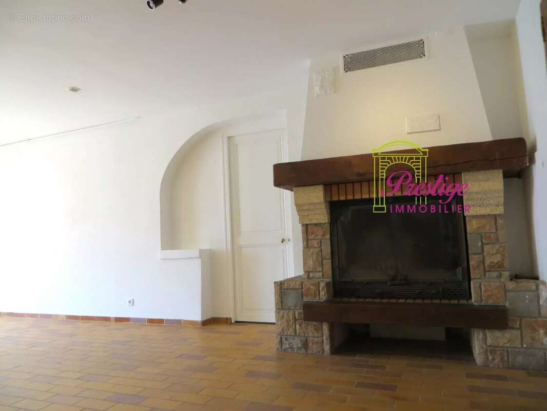 Commerce à LE MESNIL-LE-ROI