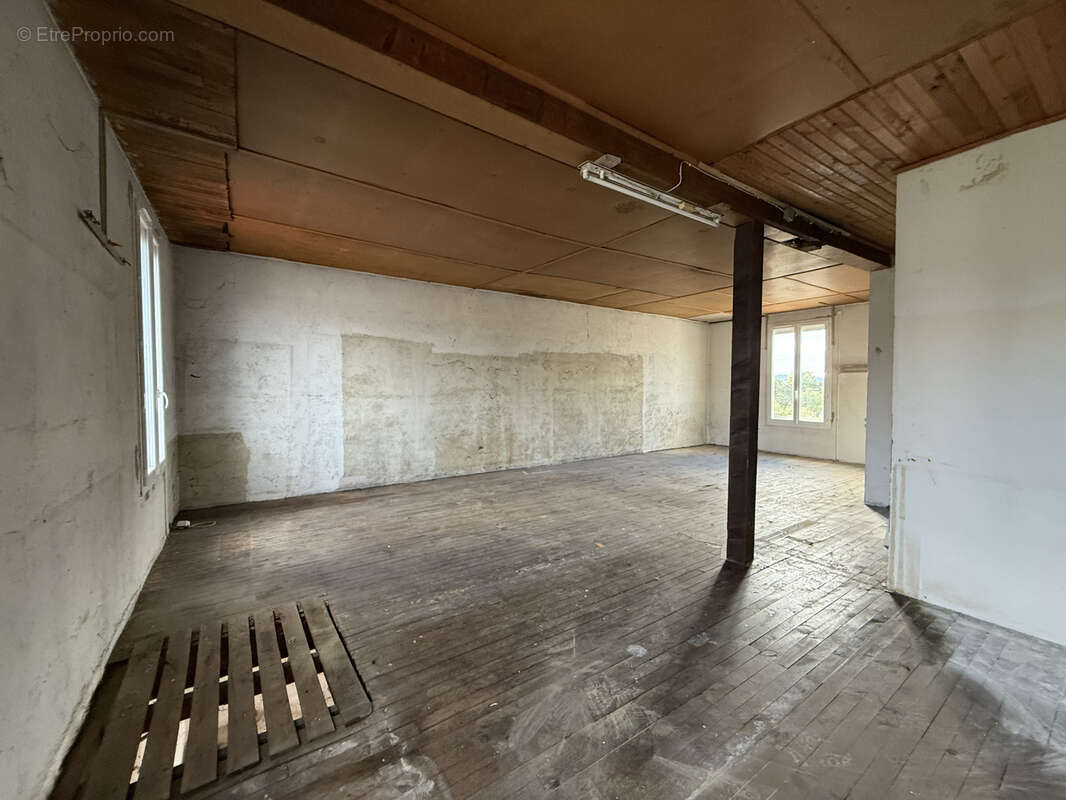 Maison à CREUZIER-LE-VIEUX