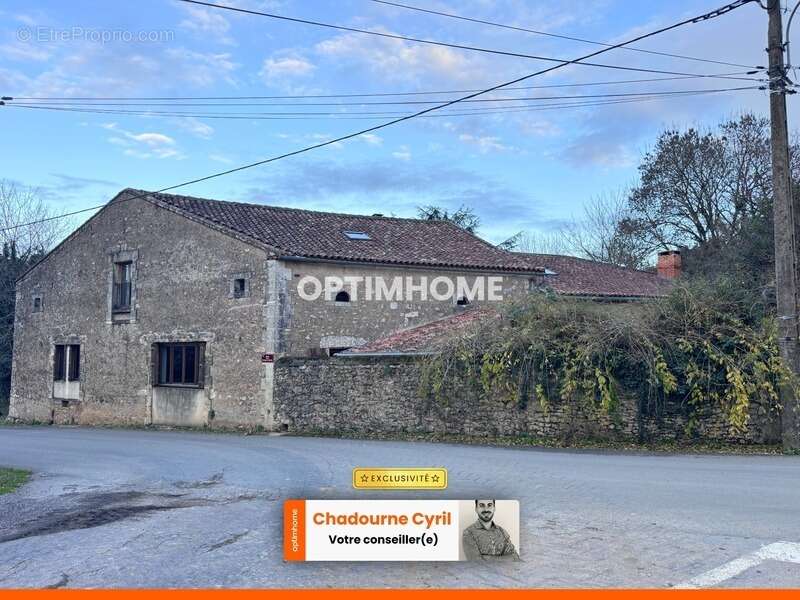 Maison à JAVERLHAC-ET-LA-CHAPELLE-SAINT-ROBERT