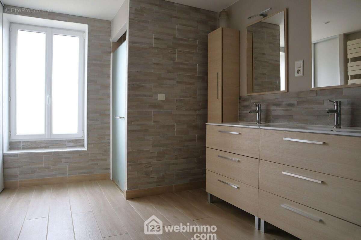 La salle d&#039;eau de 10 m2 avec grands placards, - Maison à MOULISMES