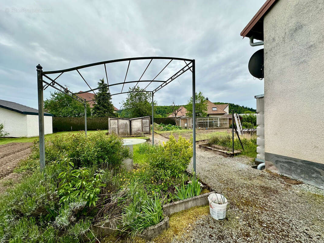 Maison à RADDON-ET-CHAPENDU