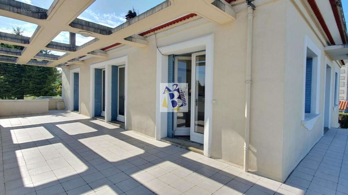 Maison à MAGNAC-SUR-TOUVRE