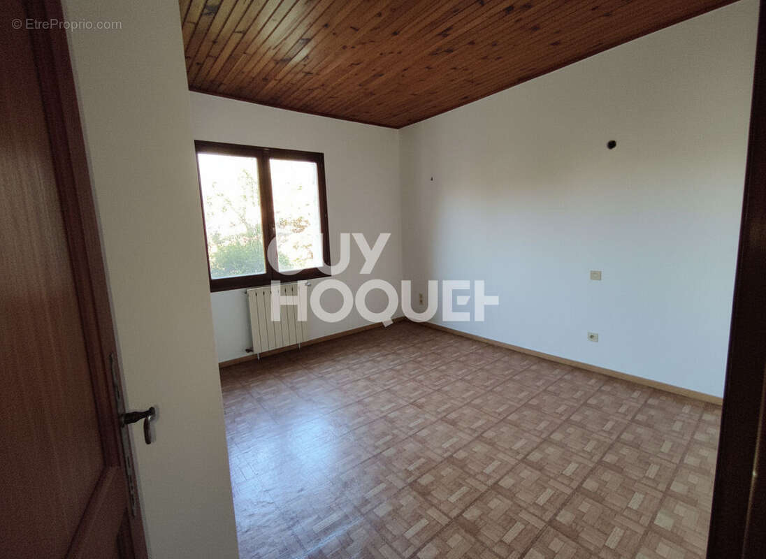 Maison à ENTRAIGUES-SUR-LA-SORGUE