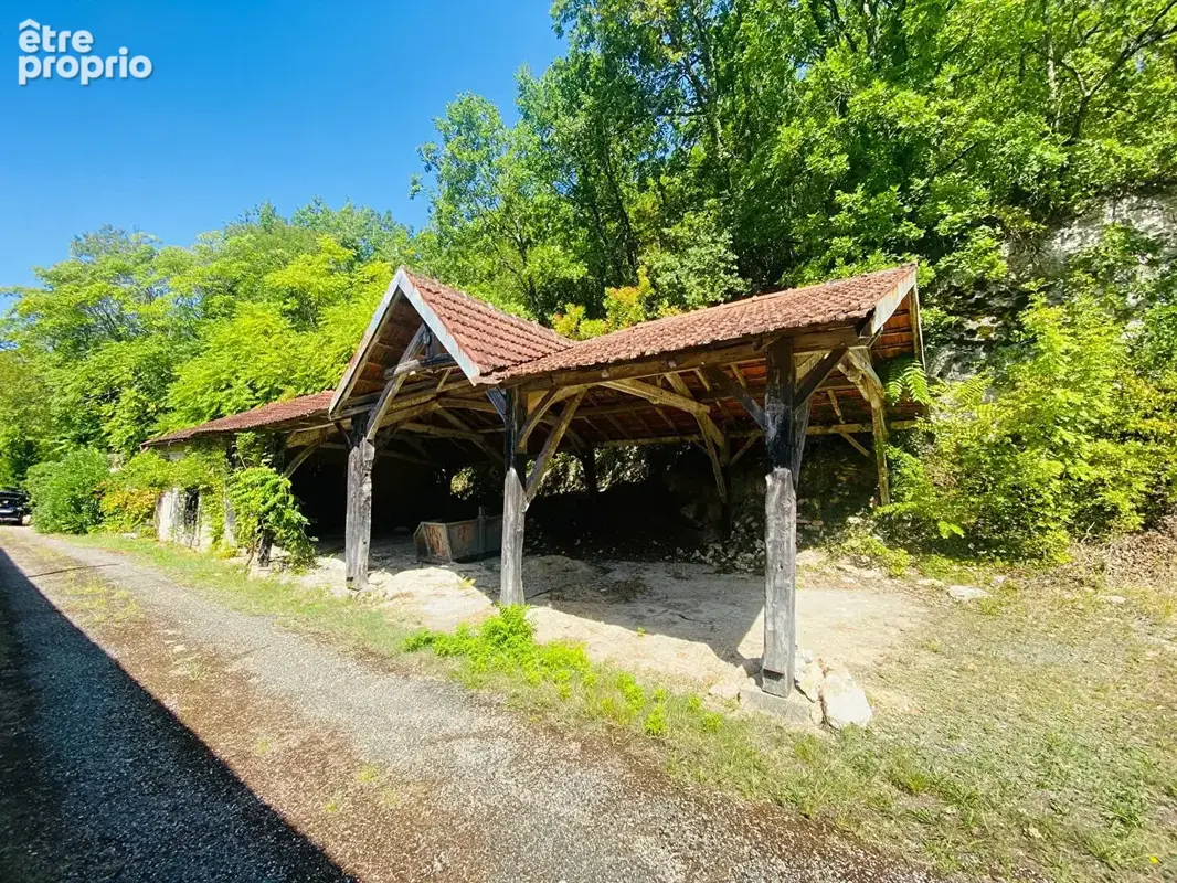 Corps de ferme avec 23 hectares et grange de 200 m² - photo 4