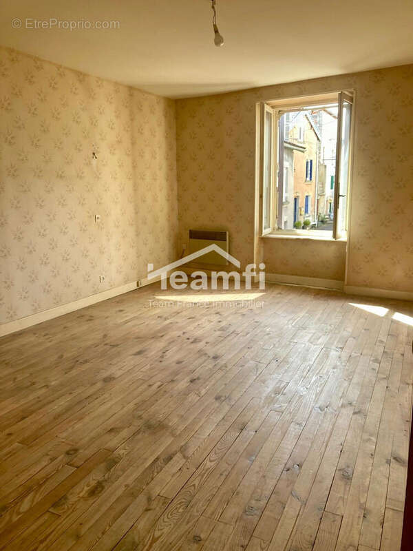 Maison à LA MONNERIE-LE-MONTEL