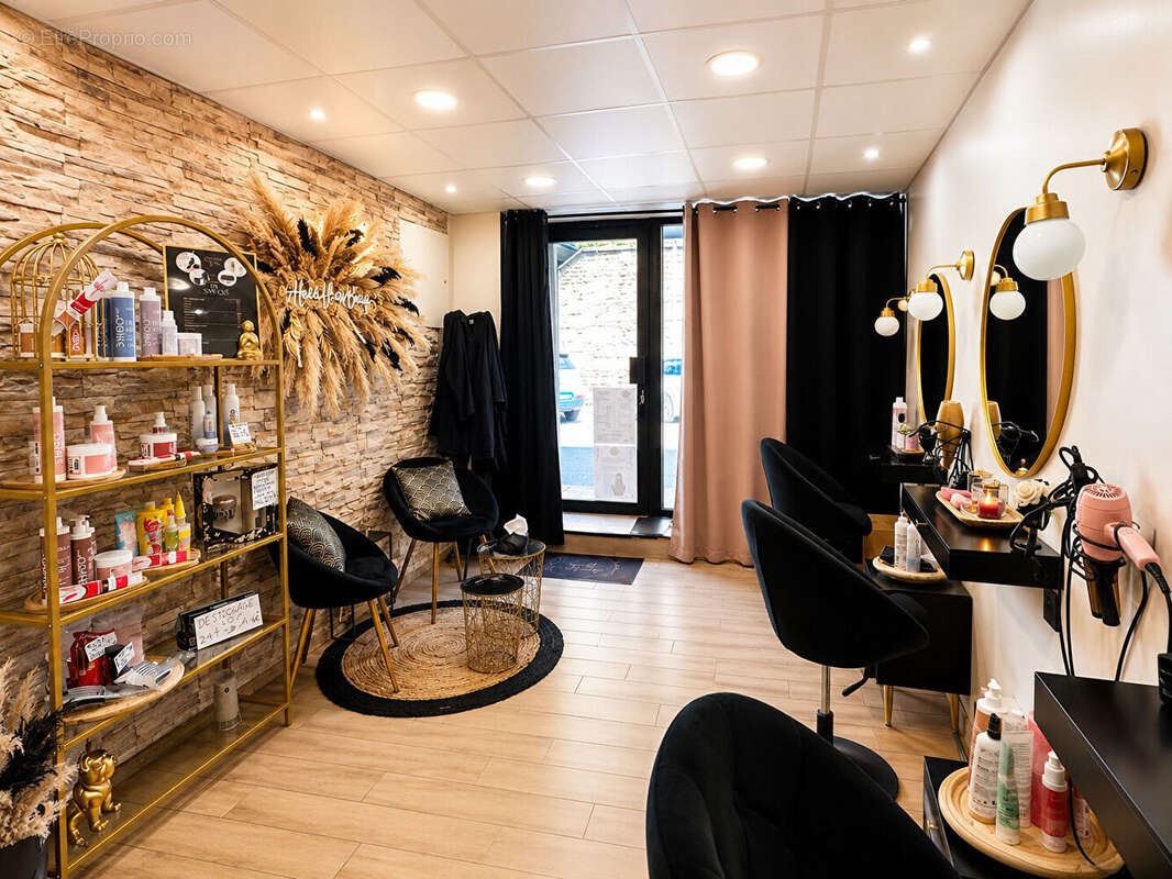 ST PRIEST - Fond de Commerce salon de coiffure / Appartement / Garage - photo 2