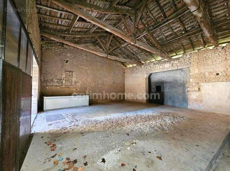 Commerce à ROULLET-SAINT-ESTEPHE