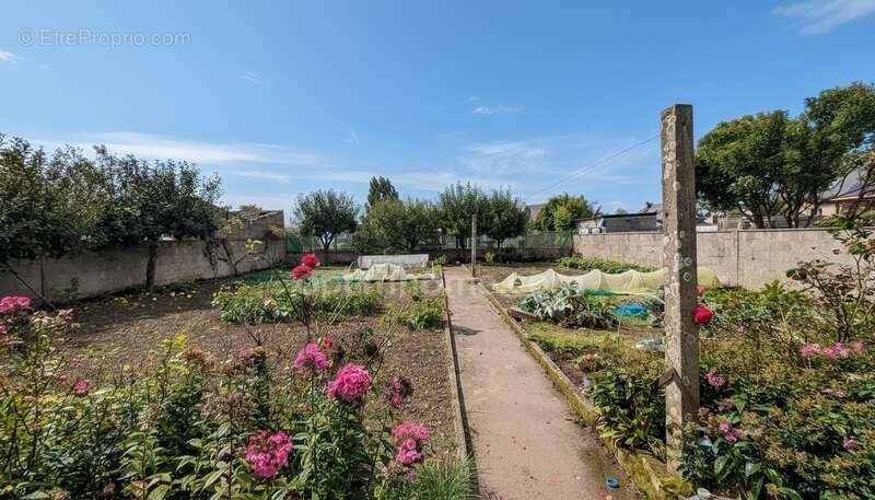 Maison à CHATEAUNEUF-DU-FAOU