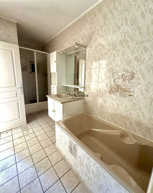 Appartement 160 m² à Firminy  - photo 6