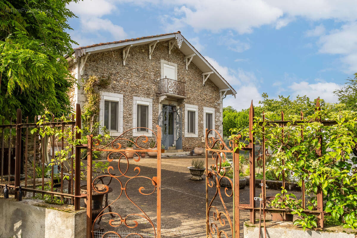 Maison à LES TOURREILLES