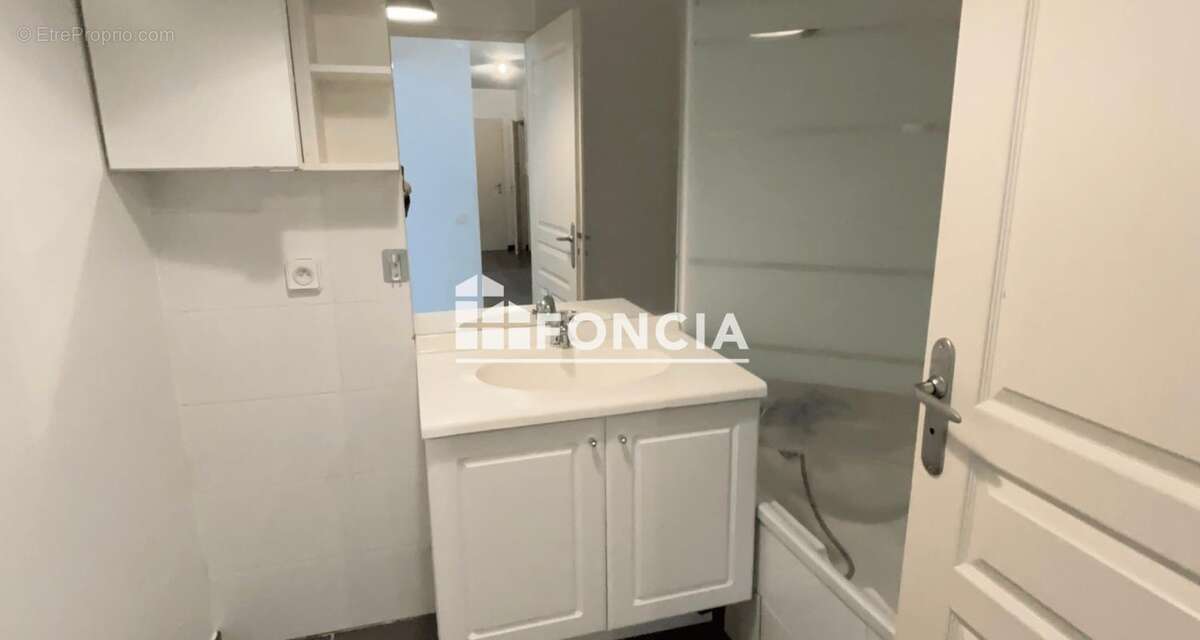 À vendre ,Spacieux T4 dans résidence recherchée avec vue exceptionnelle sur Belledonne - photo 9