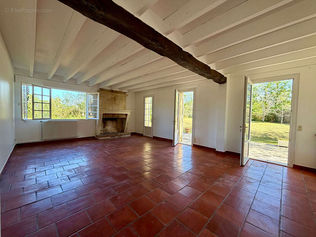 Maison à LES ARTIGUES-DE-LUSSAC