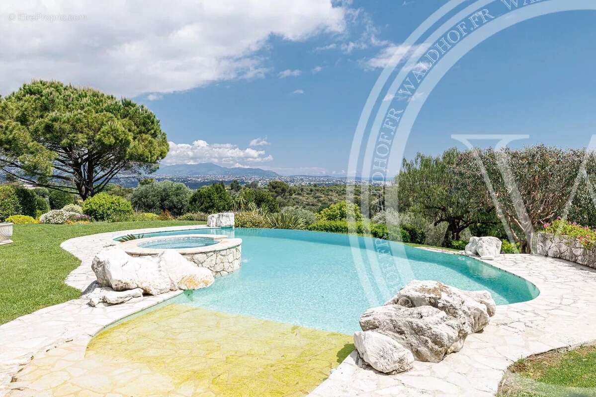 Maison à ROQUEFORT-LES-PINS