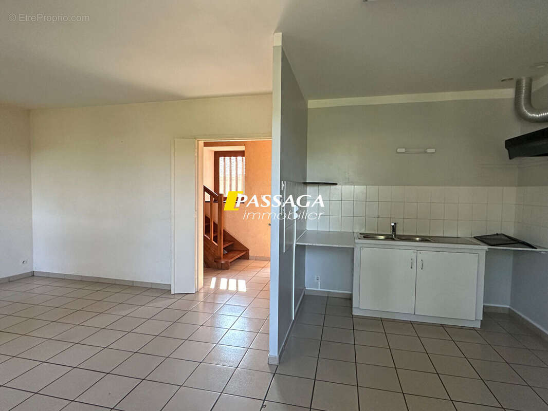 A VENDRE - Maison comprenant deux logements caves et jardins - LASSOUTS - photo 9