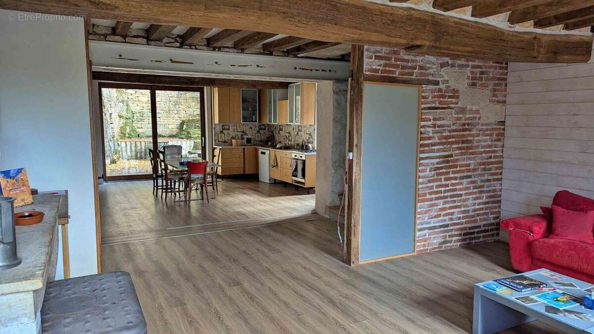 pièce à vivre maison rénovée ouverte sur la terrasse - Maison à CLAMECY