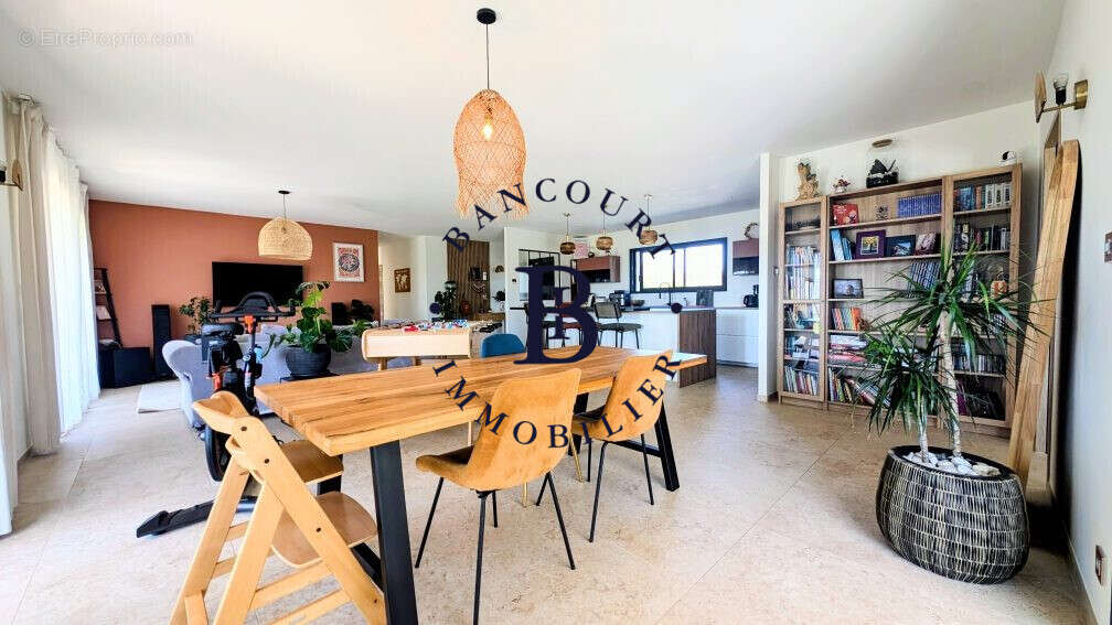 Maison à SAINT-PANTALEON-DE-LARCHE