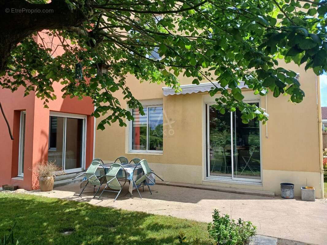 Maison à LES LANDES-GENUSSON