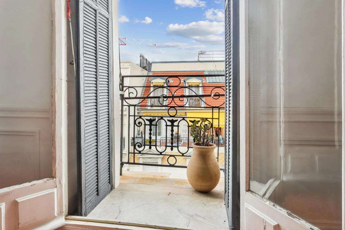 Nice Negresco : Studio dernier étage, vue mer latérale - photo 3