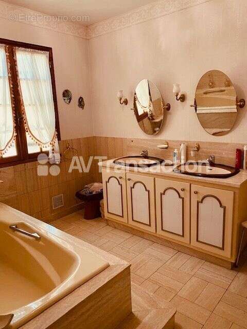 Maison 167 m² à Saint-Saturnin  - photo 8