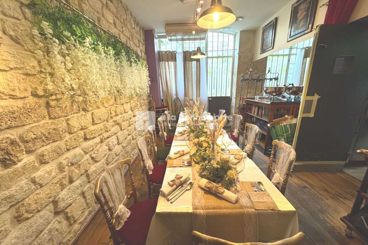 Commerce à PARIS-8E