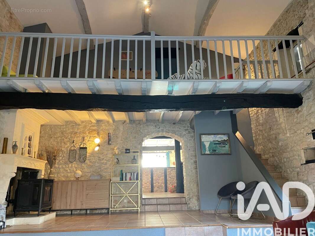 Maison 233 m² à Nieul-Le-Virouil  - photo 2