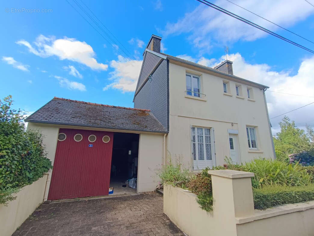 Maison à CHATEAUNEUF-DU-FAOU